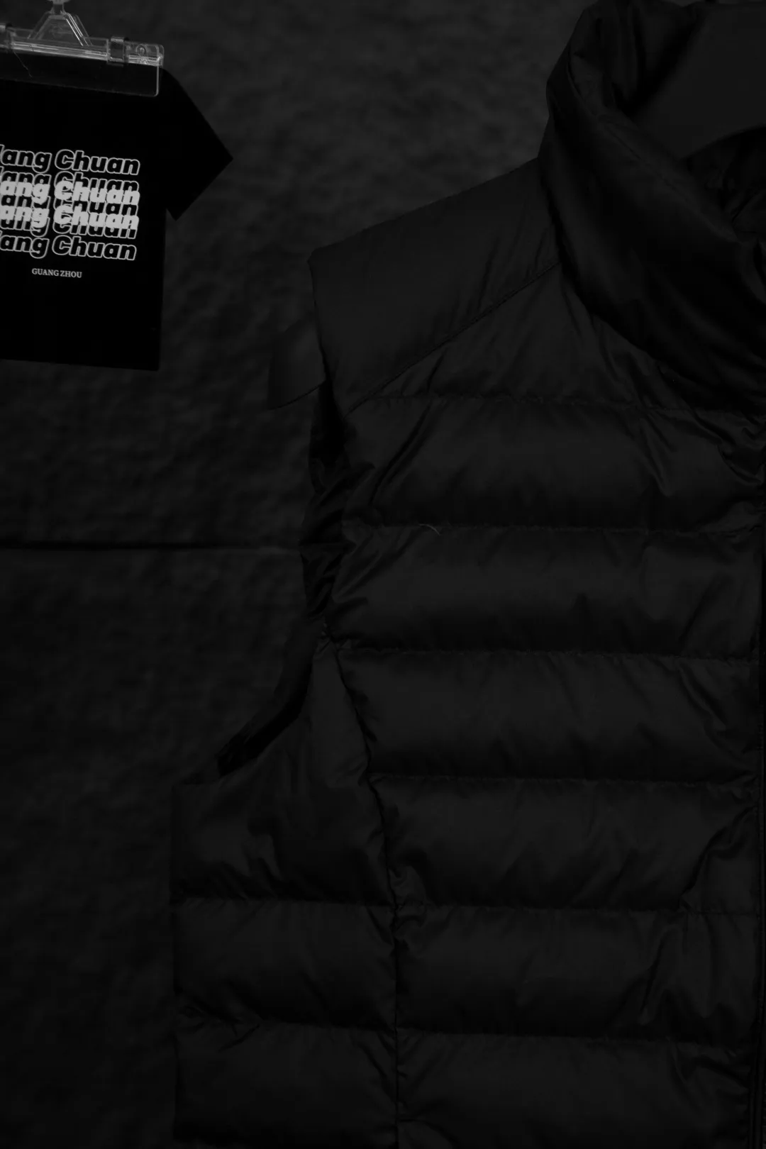 P340 Actual Photos [Popular in Winter] Style No.: 25125# Color: Black/Navy Blue/Almond Size: S-XL - Ralph Lauren/Ralph Lauren 2025FW Popular Winter Item Stand Collar Three-Zip Couple Style Rib Down Vest Vest - Craftsmanship 400T diamond-proof nylon on the face Grid down filling inside 400T high-density gallbladder isolation - Correct slightly waisted version on both sides The placket is made of cotton webbing and has double zipper pockets on both sides - RL's hottest vest this year. Out of stock at counters. A treasure item with a winter atmosphere. It comes in three basic colors. It can be worn by both men and women, especially the creamy white with a warm red feel. Comes with a beauty filter, which girls love. The overall fluffiness is just right. It is light and not bloated. It is very chill. It can enhance the overall fashion sense whether worn outside or inside.